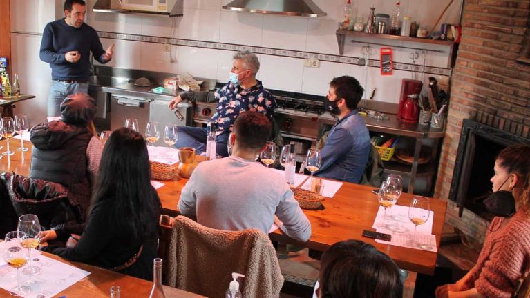 alvaro-garrido-presenta-sus-innovadoras-hidromieles-a-la-asociacion-de-sumilleres-usuarios